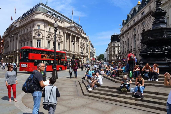 Londen Juli 2016 Mensen Bezoeken Piccadilly Circus Londen Londen Dichtstbevolkte — Stockfoto