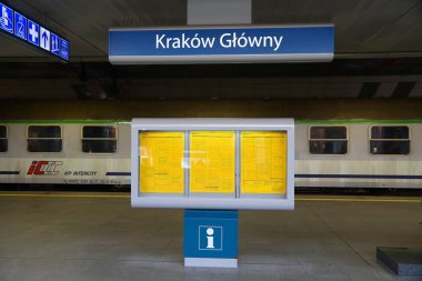 KRAKOW, POLAND - 28 AĞUSTOS 2018 Polonya 'daki Krakow Glowny ana tren istasyonu. Krakow Polonya 'nın en büyük ikinci şehridir..