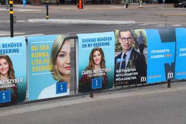 Stockholm, İsveç - 23 Ağustos 2018: Ilımlı parti (Moderaterna) ve İsveç genel seçim öncesi siyasi posterler Hıristiyan Demokratlar (Kristdemokraterna) 9 Eylül 2018 üzerinde olmak.