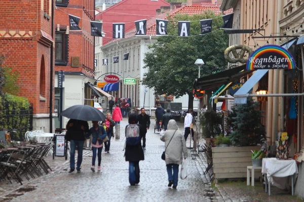 Gothenburg Zweden August 2018 Mensen Bezoeken Het Regenachtige Haga District — Stockfoto