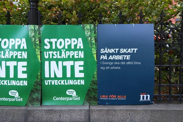 斯托克霍姆 瑞典社会民主党 2018年8月22日 中央党 Centerpartiet 和温和派 Moderaterna 在瑞典大选前的政治海报 定于2018年9月9日举行 — 图库照片