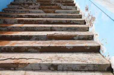 Betonun hava tahribatı. Plaj merdivenlerinde beton dökülüyor. Florida ve Louisiana sorunu.