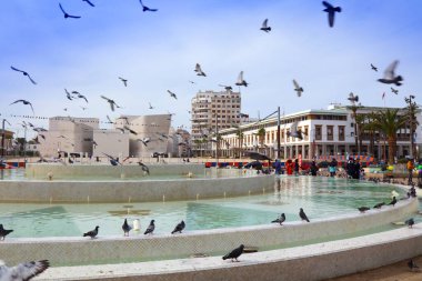 CASABLANCA, Fas - 22 Şubat 2022: insanlar Kazablanka, Fas şehir merkezindeki Muhammed V Meydanı 'nı ziyaret ediyor. Casablanca, Fas 'ın en büyük şehridir..