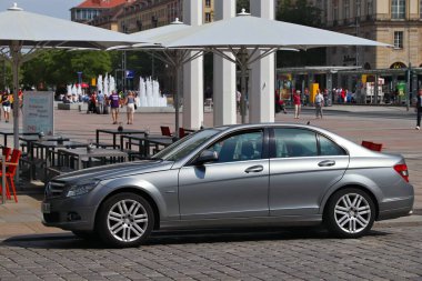 DRESDEN, Almanya - 10 Mayıs 2018: Mercedes-Benz C320 Avantgarde Almanya 'da park halinde. Almanya 'da kayıtlı 45.8 milyon araç bulunmaktadır (2017 itibariyle).).