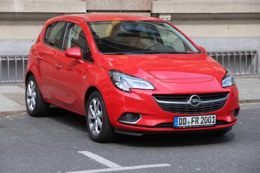 DRESDEN, Almanya - 10 Mayıs 2018: Opel Corsa kırmızı hatchback Almanya 'da park edilmiş küçük araba. Almanya 'da kayıtlı 45.8 milyon araç bulunmaktadır (2017 itibariyle).).