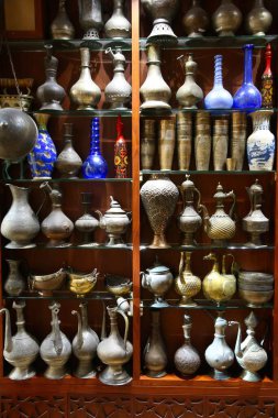 Dubai, Birleşik Arap Emirlikleri - 23 Kasım 2017: pirinç testi ve cam vazo Souk Madinat Jumeirah de Dubai, antika. Madinat Jumeirah resort, geleneksel Arap tarzı çarşı bir parçasıdır.