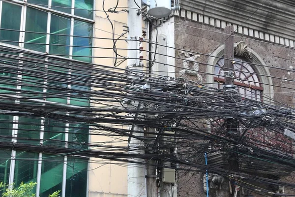 Bałaganiarskie Kable Splątane Kable Chaotyczna Infrastruktura Manili Filipin Azjatyckie Miasto — Zdjęcie stockowe