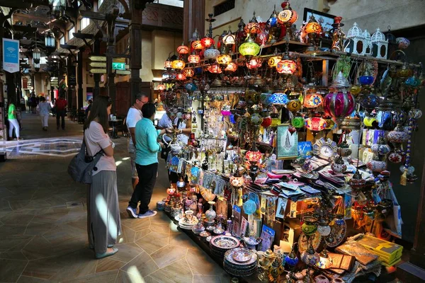 Дубай Оаэ Ноября 2017 Года Туристы Посещают Местные Ремесленные Магазины — стоковое фото