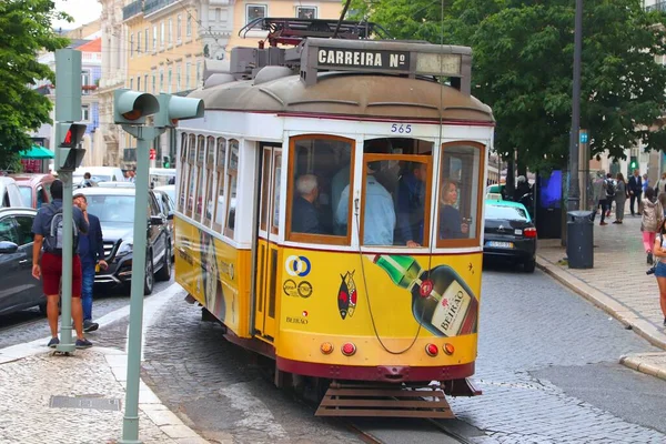 Lissabon Portugal Juni 2018 Menschen Fahren Mit Der Gelben Straßenbahn — Stockfoto