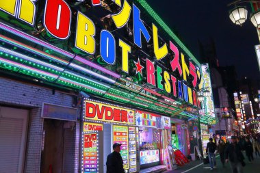 Tokyo, Japonya - 30 Kasım 2016: İnsanlar Tokyo, Japonya 'daki Shinjuku semtindeki Kabukicho bölgesindeki Robot Restoranını ziyaret ediyorlar. Kabukicho, Tokyo 'nun canlı eğlence bölgelerinden biridir..