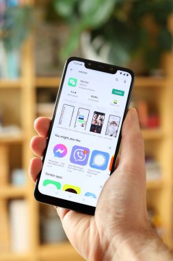 WARA, POLAND - 29 HAZİRAN 2021: Kullanıcı canlı sohbet ve telekonferans uygulamasını Android OS, Xiaomi markalı akıllı telefona yüklüyor.
