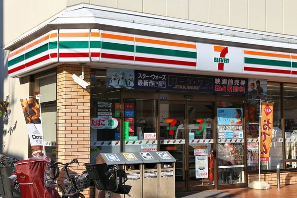 2016 東京都 東京都のセブン イレブン食料品店 セブン イレブンは全世界で 600 ショップとコンビニエンス ストア ブランドです — ストック写真