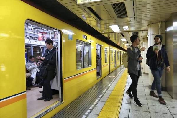 Tokyo Japonyan Kasım 2016 Tokyo Metro Ginza Line Trenine Binen — Stok fotoğraf