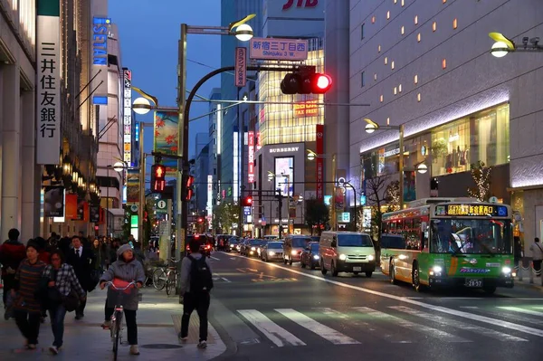 2016年11月30日 人们在日本东京新宿地区的霓虹灯下行走 东京是日本的首都 780万人居住在市区 — 图库照片