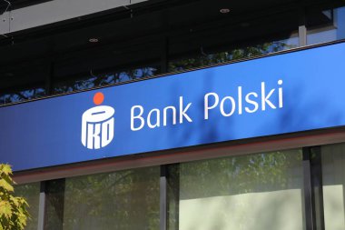 GLIWICE, POLAND - 11 Mayıs 2021: Polonya 'nın Gliwice şehrinde PKO Bank Polski şubesi. PKO BP Polonya 'daki en büyük banka..