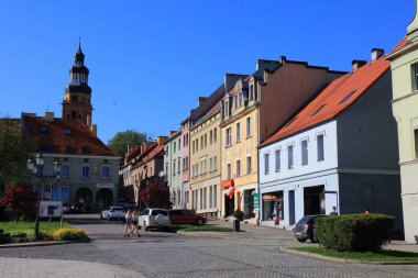 WODZISLAW SLASKI, POLAND - 11 Mayıs 2021: Wodzislaw Slaski, Polonya 'daki ana şehir meydanı (Rynek). Wodzislaw Slaski, Polonya 'nın Silezya bölgesinde büyük bir şehirdir..