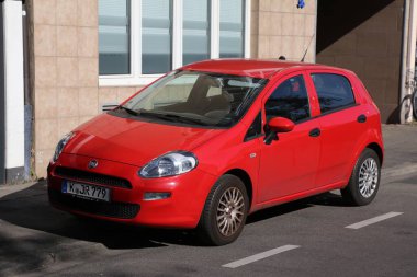COLOGNE, Almanya - 22 Eylül 2020: Fiat Grande Punto hatchback şehir arabası Almanya 'da park edildi. Almanya 'da kayıtlı 45.8 milyon araç bulunmaktadır (2017 itibariyle).).