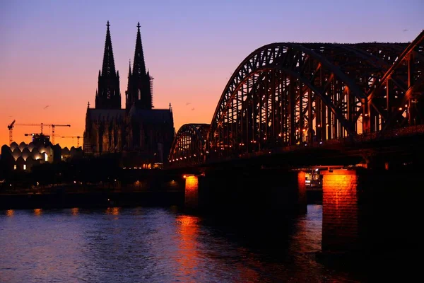 Βραδινός Ορίζοντας Κολωνίας Γερμανία Ρήνος Ποταμός Hohenzollern Γέφυρα Και Καθεδρικός — Φωτογραφία Αρχείου