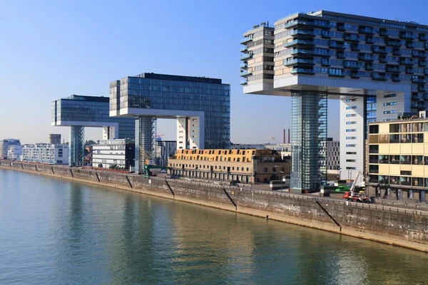 COLOGNE, GERMANY - 22 Eylül 2020: Rheinauhafen şehrinin Skyline 'ı, Almanya. Kentsel yenilenme projesinde eski liman alanı 2011 yılında yeniden geliştirildi..