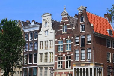 Amsterdam eski şehir mimarisi - Keizersgracht konut binaları. Hollanda Rowhouse.