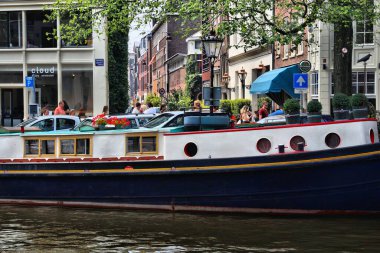 AMSTERDAM, NETHERLANDS - 7 Temmuz 2017: İnsanlar Hollanda, Amsterdam 'daki Prinsengracht kanalını ziyaret ediyor. Amsterdam Hollanda 'nın başkentidir..