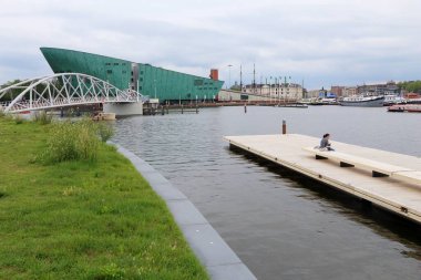 AMSTERDAM, NETHERLANDS - 8 Temmuz 2017: İnsanlar Amsterdam, Hollanda 'daki Nemo Bilim Müzesi' ni ziyaret ediyor. Nemo 'nun yıllık 500.000' den fazla ziyaretçisi var.