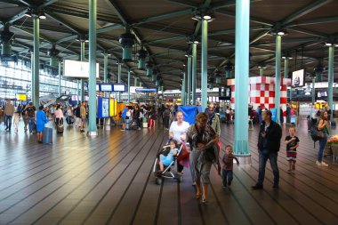 AMSTERDAM, NETHERLANDS - 7 Temmuz 2017: Gezginler Amsterdam 'daki Schiphol Havaalanını ziyaret ediyor. Schiphol, 63 milyondan fazla yıllık yolcuları ile dünyanın en işlek 12. havaalanıdır..