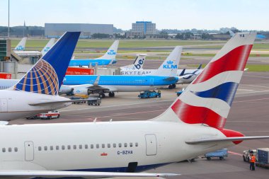 Amsterdam, Hollanda - 11 Temmuz 2017: Airlines Amsterdam Schiphol Havaalanı'nda. Dünyanın yıllık 63 milyondan fazla yolcu ile 12 en işlek Havaalanı Schiphol olduğunu.