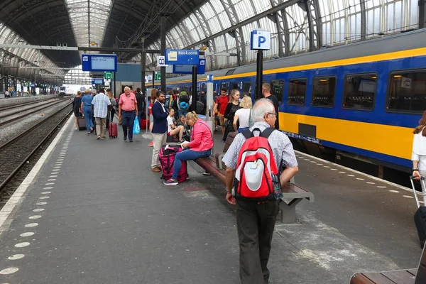 Amsterdam Netherlands Temmuz 2017 Amsterdam Daki Nederlandse Spoorwegen Trenine Insanlar — Stok fotoğraf