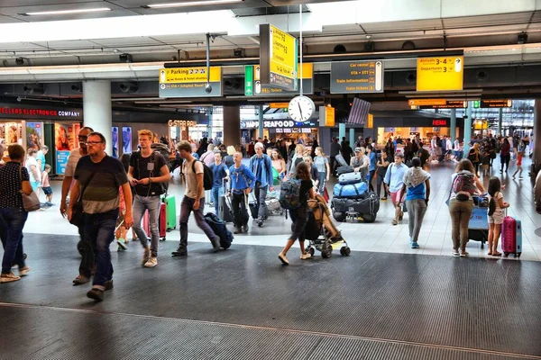 Amsterdão Países Baixos Julho 2017 Viajantes Visitam Aeroporto Schiphol Amsterdã — Fotografia de Stock