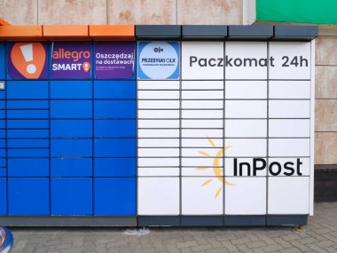 KATOWICE, POLAND - 9 Temmuz 2022: paketli dolap makinesi Paczkomat, Polonya. Paczkomat makineleri Polonya 'daki InPost şirketi tarafından popülerleştirildi..