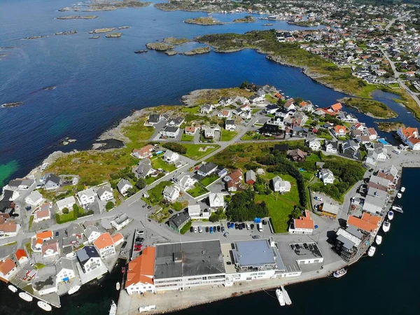 挪威Karmoy岛无人驾驶飞机视图 Akrehamn港口城市航空视图 — 图库照片