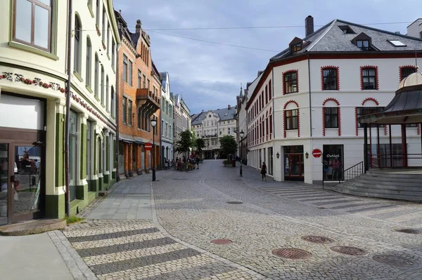 2020年7月27日 人们参观阿莱松德市的古城 阿莱松德镇是挪威西部最大的城镇 — 图库照片