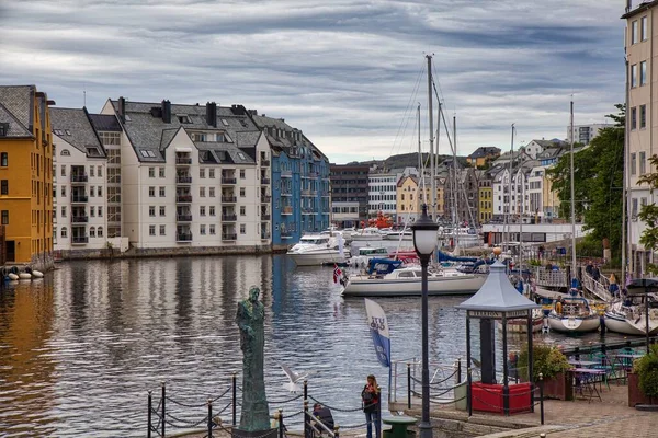 Alesund Noorwegen Juli 2020 Mensen Bezoeken Old Town Alesund City — Stockfoto