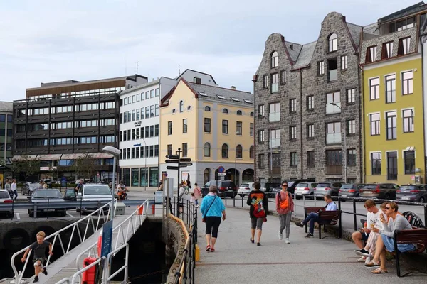 Alesund Noorwegen Juli 2020 Mensen Bezoeken Old Town Alesund City — Stockfoto