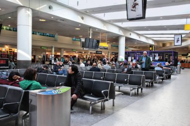 LONDON, UK - 16 Nisan 2014: Londra Heathrow Havaalanı 'nda bekleyenler var. Heathrow Avrupa 'nın en yoğun havaalanıdır. Şirket 2014 yılında 73,4 milyon yolcu taşıdı..