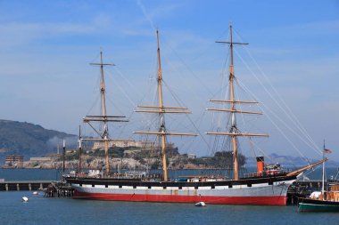 SAN FRANCISCO, ABD - 8 Nisan 2014: Hyde Street Pier, San Francisco, ABD 'de demirlemiş tarihi gemi. Balclutha Kare yelkenli gemisi.
