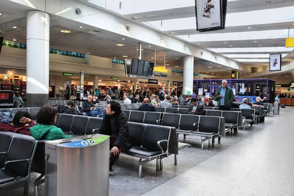 Londýn Velká Británie Dubna 2014 Lidé Čekají Letišti Heathrow Londýně — Stock fotografie