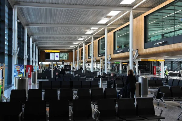 London April 2014 People Wait London Heathrow Airport Heathrow Busiest — Stock Photo, Image