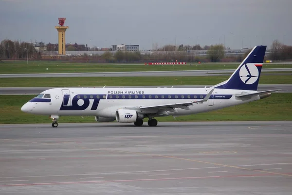 Warsaw Poland April 2014 Embraer Regional Aircraft Lot Polish Airlines — стоковое фото