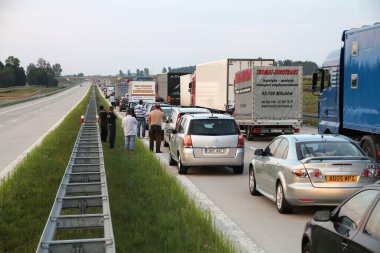 OPOLE, POLAND - 27 Temmuz 2011: Polonya 'nın Opole kenti yakınlarındaki A4 karayolunda büyük bir trafik sıkışıklığı.