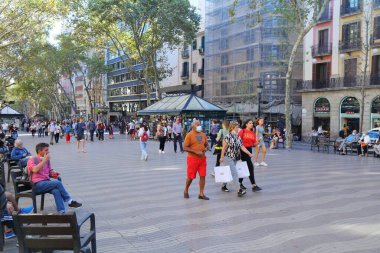 BARCELONA, İspanya - 7 Ekim 2021: İnsanlar Barcelona, İspanya 'da ünlü Rambla Bulvarı' nda yürüyor. Barselona İspanya 'nın en büyük ikinci şehridir..