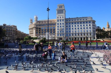 BARCELONA, İspanya - 7 Ekim 2021: İnsanlar Barcelona, İspanya 'daki Placa de Catalunya halk meydanını ziyaret ediyor. Barselona İspanya 'nın en büyük ikinci şehridir..