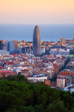 BARCELONA, İspanya - 7 Ekim 2021 Barcelona, İspanya 'nın günbatımı silüeti. Barselona İspanya 'nın en büyük ikinci şehridir. Önde gelen gökdelen Torre Glories, eski adıyla Torre Agbar 'dır..