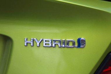 BARCELONA, İSPAN - 7 Ekim 2021: İspanya 'da bir Toyota otomobilinde melez damgası. Modern hibrit arabalar kısmen elektrikle çalışıyor..