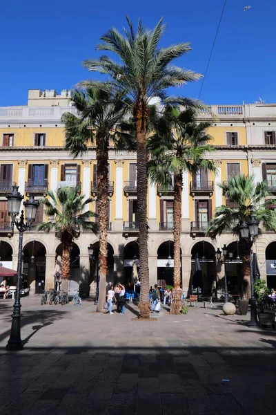 BARCELONA, İspanya - 7 Ekim 2021: İspanya 'nın Barri Gotik bölgesindeki Placa Reial Meydanı' nı insanlar ziyaret ediyor. Barselona İspanya 'nın en büyük ikinci şehridir..
