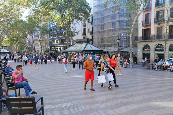 Barcelona Espanha Outubro 2021 Pessoas Caminham Famosa Avenida Rambla Barcelona — Fotografia de Stock