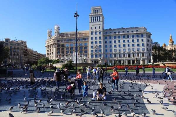 バルセロナ スペイン 2021年10月7日 人々はスペインのバルセロナにあるカタルーニャ広場を訪問します バルセロナはスペインで2番目に大きい都市です — ストック写真