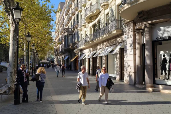 Barcelona Spanje Oktober 2021 Mensen Bezoeken Passeig Gracia Straat Wijk — Stockfoto