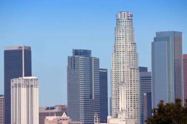LOS ANGELES, ABD - 5 Nisan 2014: Los Angeles 'ta şehir silueti manzarası. Los Angeles, ABD 'nin en kalabalık ikinci şehridir (3,792,621 kişi).).